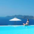 Grávida, Kaya Scodelario exibe barrigão durante férias em Santorini, na Grécia