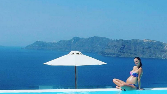 Kaya Scodelario, de "Maze Runner", deixa barriga de grávida à mostra ao posar de biquíni na Grécia!