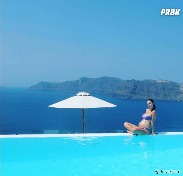 Grávida, Kaya Scodelario exibe barrigão durante férias em Santorini, na Grécia