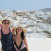 Kaya Scodelario está em Santorini, na Grécia, ao lado do marido Benjamin Walker