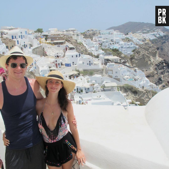 Kaya Scodelario está em Santorini, na Grécia, ao lado do marido Benjamin Walker