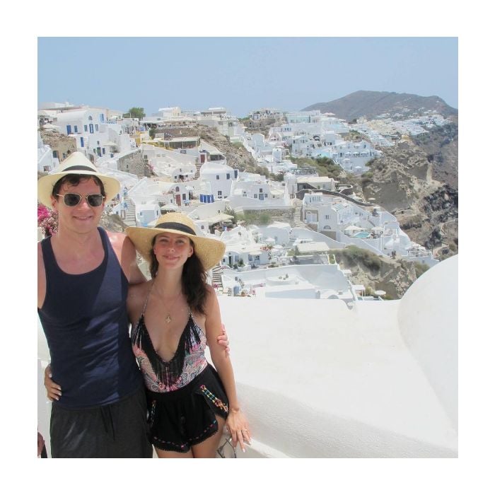 Kaya Scodelario está em Santorini, na Grécia, ao lado do marido Benjamin Walker