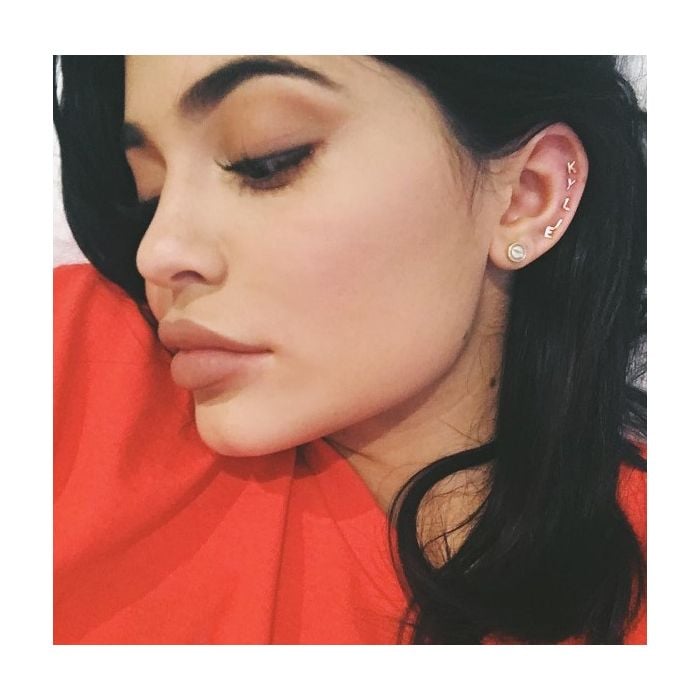 Kylie Jenner tem a orelha toda furada, praticamente