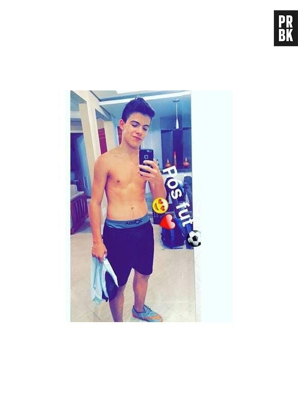 Thomaz Costa, ex de Larissa Manoela, sabe como posar para selfies!