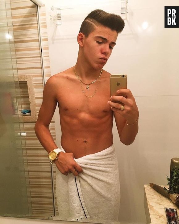 Selfie no espelho é com Thomaz Costa, ex de Larissa Manoela, mesmo!