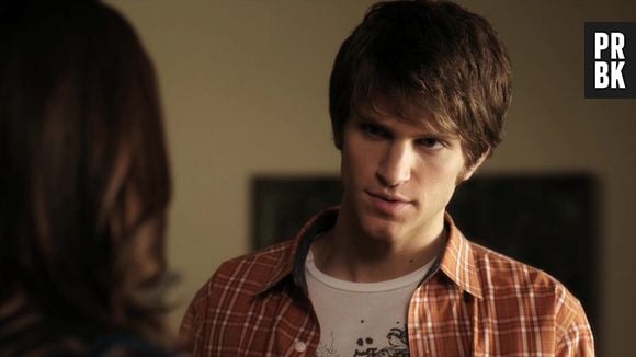 Toby (Keegan Allen) diz que estava construindo a casa para Spencer (Troian Bellisario) em "Pretty Little Liars"!