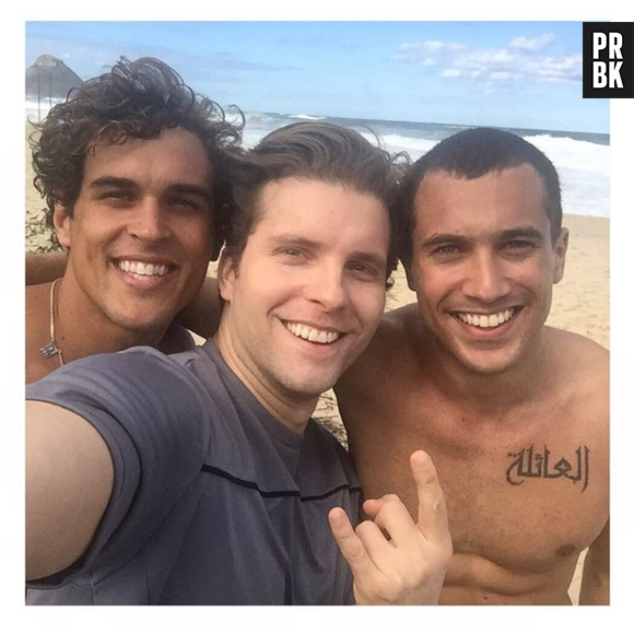 Em "Malhação", atores aparecem juntos em gavação na praia