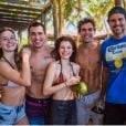 De "Malhação", elenco posa para fotos durante gravações no Ceará