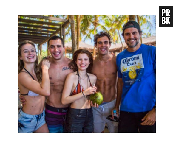 De "Malhação", elenco posa para fotos durante gravações no Ceará