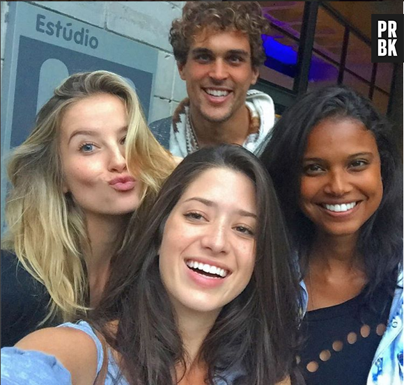 De "Malhação": Aline Dias, Felipe Roque, Bárbara França e Malu Falangola capricham na pose para foto!