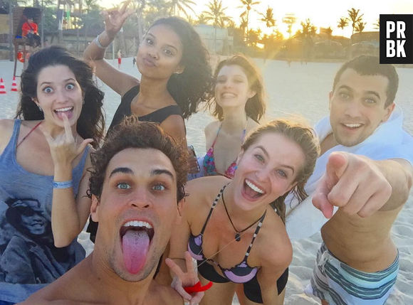 De "Malhação", Sergio Malheiros, Aline Dias e elenco posam em cenário paradisíaco