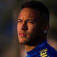 Neymar Jr., atacante da seleção brasileira de futebol, se emociona ao rever entrevistas antigas!