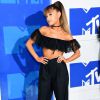 Grande só no nome! Ariana Grande é uma baixinha de 1,53m