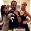 Nos bastidores, Sabrina Sato e Anitta posaram ao lado do stylist Yan Acioli