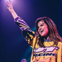 Selena Gomez ganha disco de platina nos Estados Unidos e fãs comemoram nas redes sociais