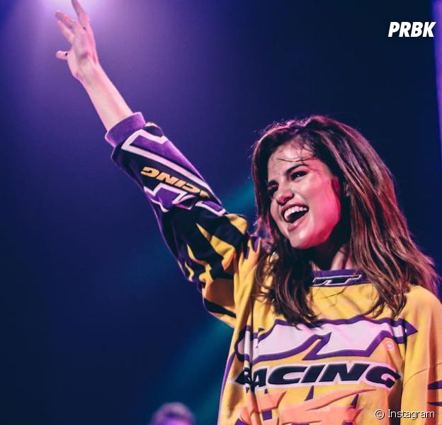 Selena Gomez recebe disco de platina nos EUA por conta do CD "Revival"