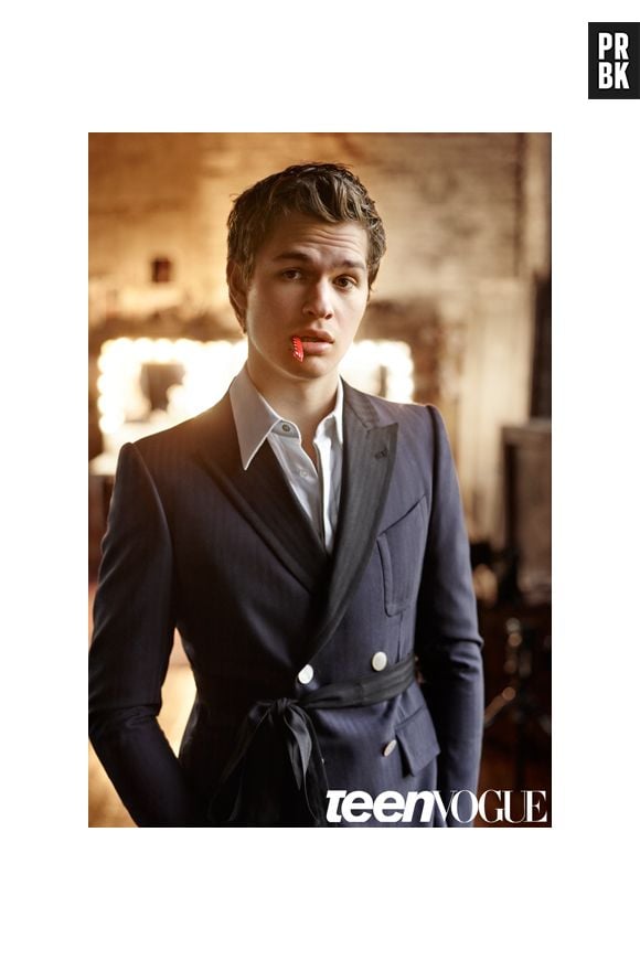 Hillary Clinton também conta com o apoio do ator Ansel Elgort. Ele, inclusive, foi flagrado por paparazzi com uma plaquinha "F*ck you, Trump"