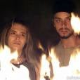  Em "Al&eacute;m do Horizonte", Lili (Juliana Paiva) e Marlon (Rodrigo Simas) observam a Comunidade ser queimada 