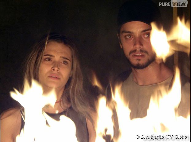 Em "Al&eacute;m do Horizonte", Lili (Juliana Paiva) e Marlon (Rodrigo Simas) observam a Comunidade ser queimada