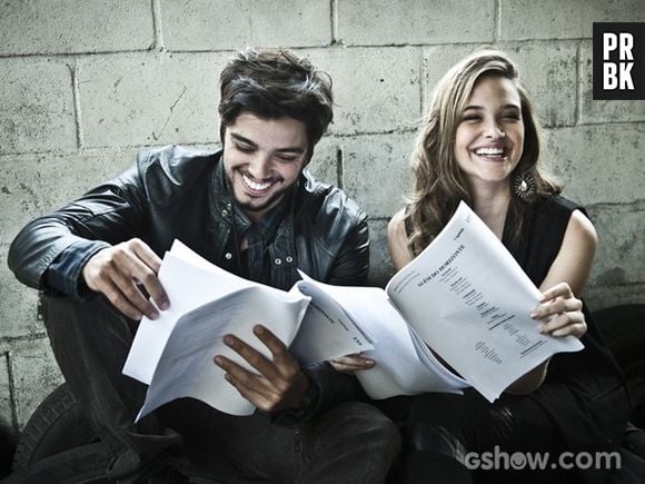 Nos bastidores de "Além do Horizonte", Rodrigo Simas e Juliana Paiva se zoam o tempo todo: "Ela fala que enjoa de mim, mas quando não grava comigo, me liga para dizer que está com saudade"