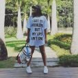 Um camisão e um tênis podem fazer um look soltinho quanto este de Anitta