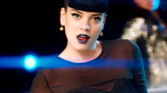 Em "Game of Thrones": Lily Allen nega participação em cena íntima com irmão