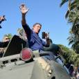 Sylvester Stallone acena para os f&atilde;s ao chegar em um tanque de guerra para divulgar "Os Mercen&aacute;rios 3", em Cannes 