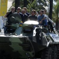 Elenco de "Os Mercenários 3" desfila em Cannes com tanques de guerra