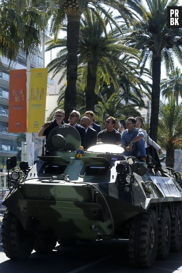 Elenco de "Mercenários 3" chega em um tanque de guerra para divulgar "Os Mercenários 3", em Cannes