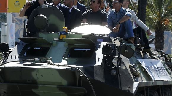 Elenco de "Os Mercenários 3" desfila em Cannes com tanques de guerra