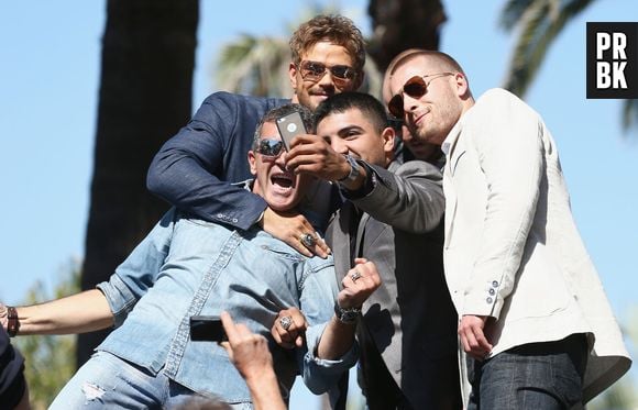 Durante o desfile, pausa para a selfie de Kellan Lutz, Antonio Banderas, Victor Ortiz e Glen Powell