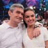 Isis Valverde e o apresentador Serginho Groisman posam no programa "Altas Horas"!