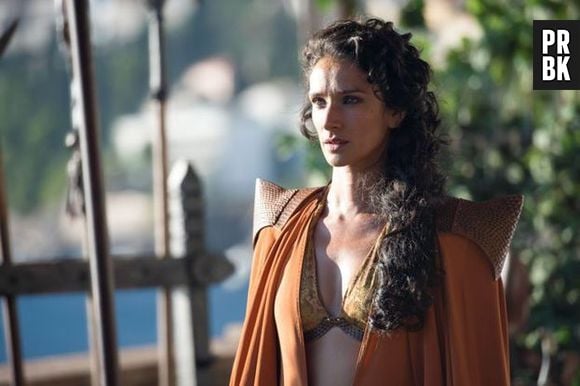 Em "Game of Thrones", Ellaria Sand (Indira Varma), amante do Príncipe Oberyn (Pedro Pascal), observa a grande batalha do amado!