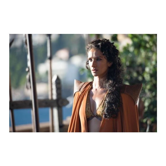  Em &quot;Game of Thrones&quot;, Ellaria Sand (Indira Varma), amante do Pr&amp;iacute;ncipe Oberyn (Pedro Pascal), observa a grande batalha do amado! 