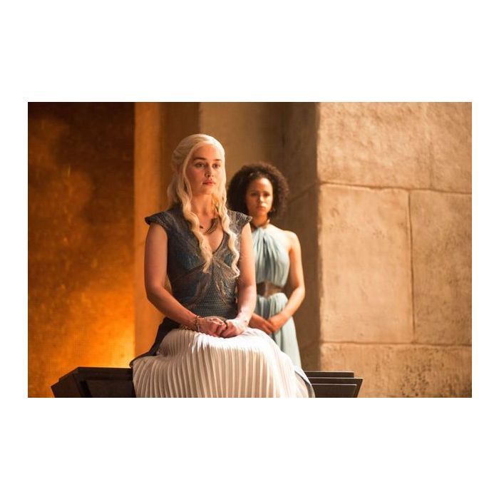  Em &quot;Game of Thrones&quot;, com o final da quarta temporada, o que ser&amp;aacute; que Khaleesi (Emilia Clarke) vai fazer para chegar ao Trono de Ferro? 