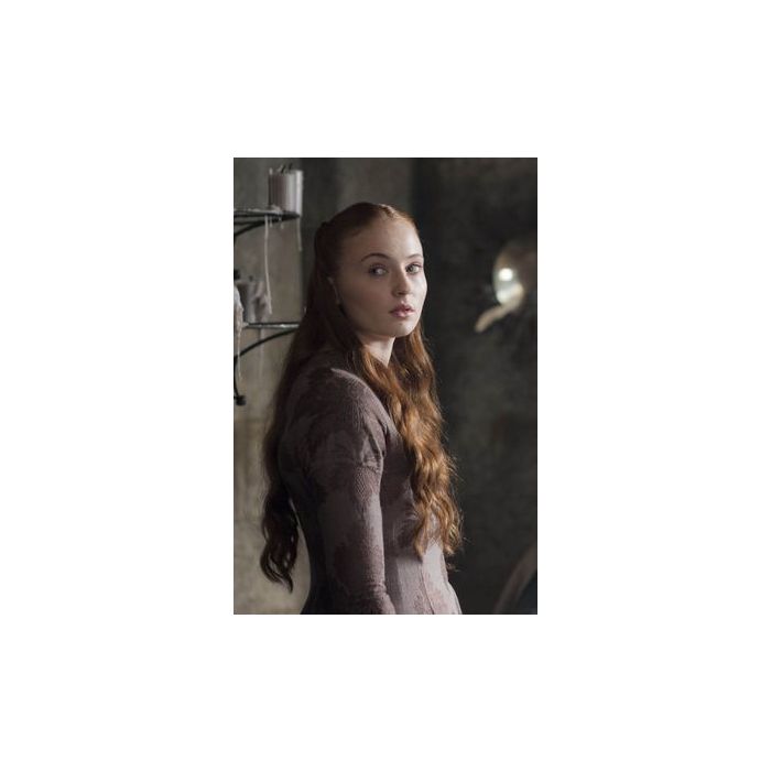  Em &quot;Game of Thrones&quot;: A vida de Sansa (Sophie Turner) vai ficar mais f&amp;aacute;cil com a presen&amp;ccedil;a da irm&amp;atilde;? 