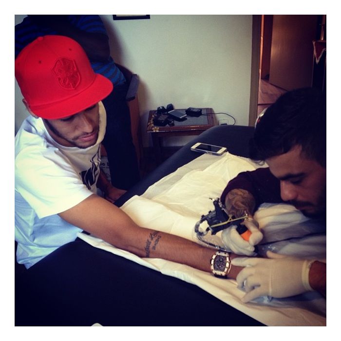  O atleta Neymar tatuou uma cruz igual a da Bruna Marquezine na mão direita 