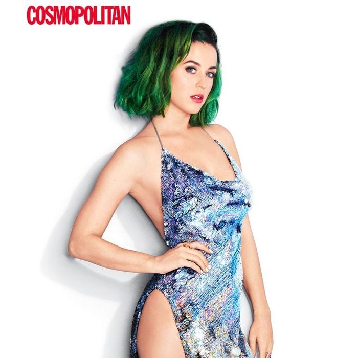  Com as pernas de fora, Katy Perry posa para a &quot;Cosmopolitan&quot; 
