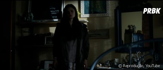 Garota misteriosa assombra Anastasia (Dakota Johnson) em "50 Tons Mais Escuros"