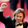 O galã do cinema mundial Brad Pitt, se vestia de galinha para distribuir panfletos e promorer uma rede de fast-foods