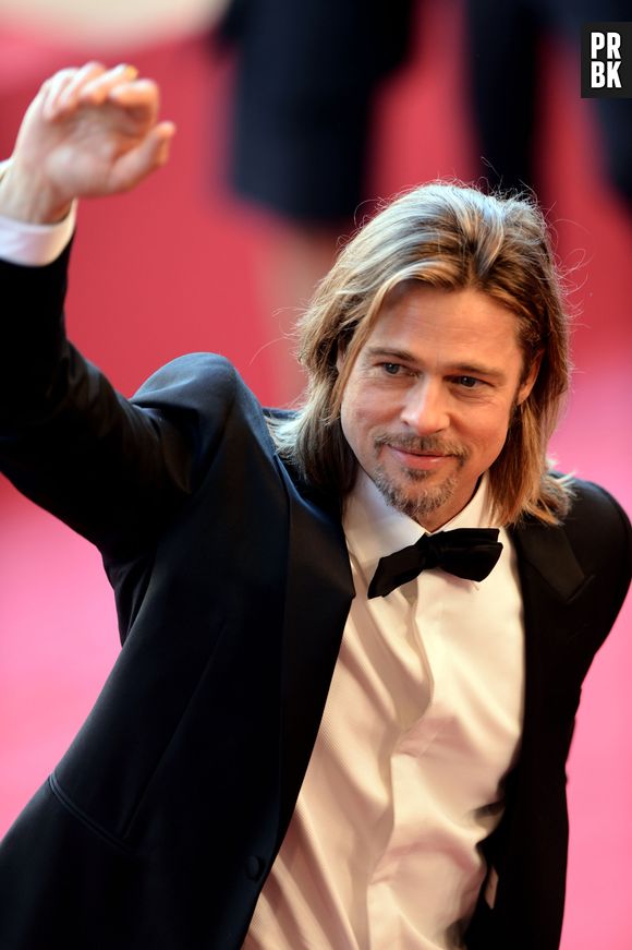 O galã do cinema mundial Brad Pitt, se vestia de galinha para distribuir panfletos e promorer uma rede de fast-foods