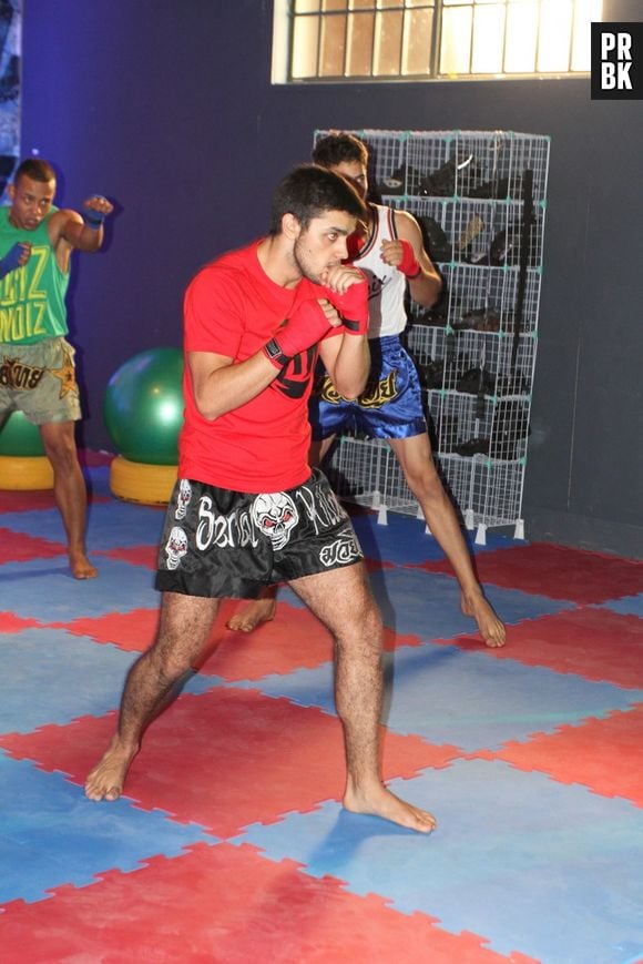 Felipe Simas encena e mostra suas habilidades no muay thai