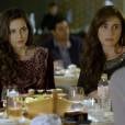  Na trama de "Em Fam&iacute;lia", Clara (Giovanna Antonelli) e Marina (Tain&aacute; M&uuml;ller) v&atilde;o ouvir ofensas em restaurante! 