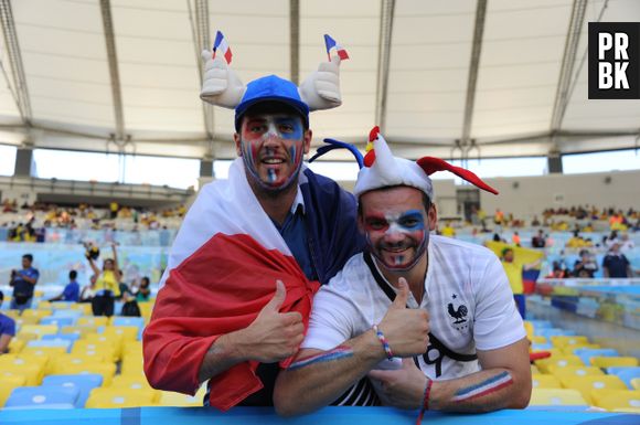 Torcedores franceses posando pra foto durante jogo