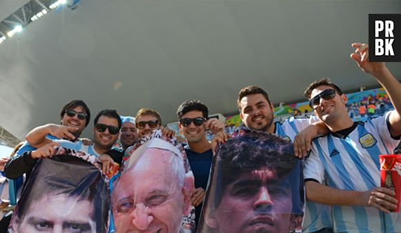 Hermanos argentinos animados na arquibancada