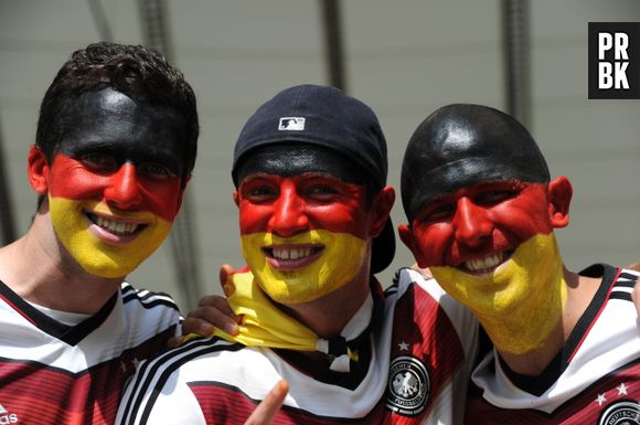 Torcedores com a cara pintada durante jogo da Alemanha