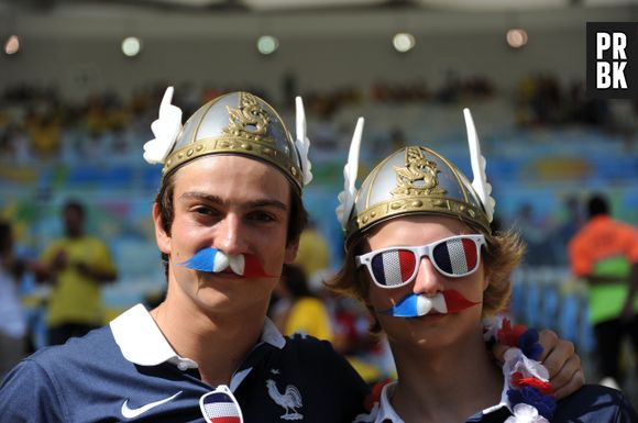 Dupla de franceses vestidos à caráter para jogo da Copa