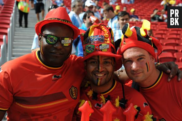 Torcedores belgas posam pra foto no estádio