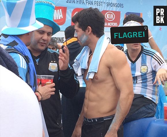 Torcedor argentino sem camisa após jogo