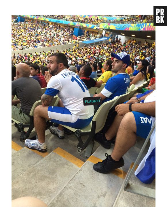 Torcedor concentrado durante jogo da Copa